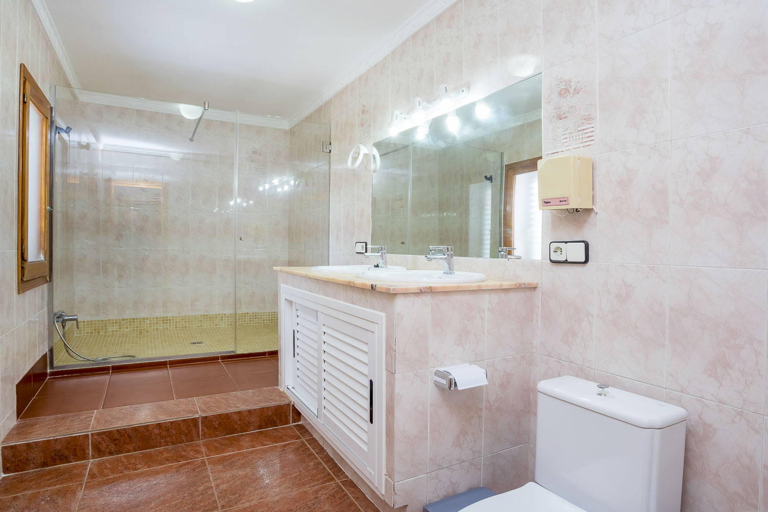Cuarto de bao con una gran ducha